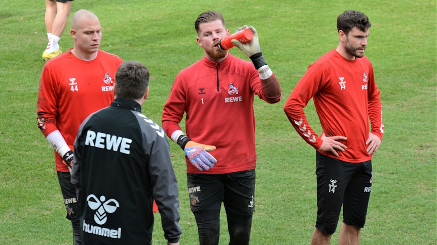 Timo Horn trinkt beim Training des 1. FC Köln aus einer Trinkflasche.