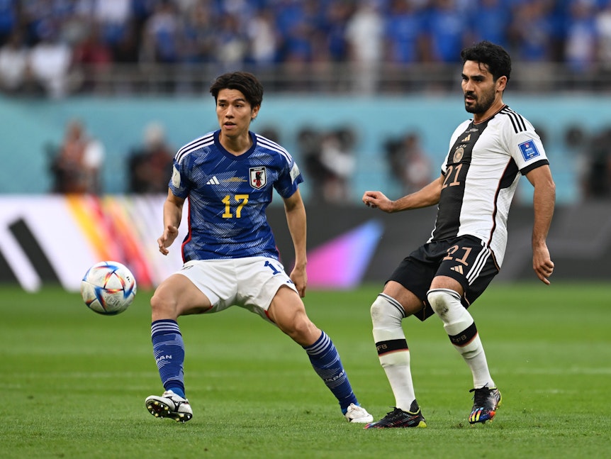 Deutschlands Nationalspieler Ilkay Gündogan im Duell mit Japans Ao Tanaka