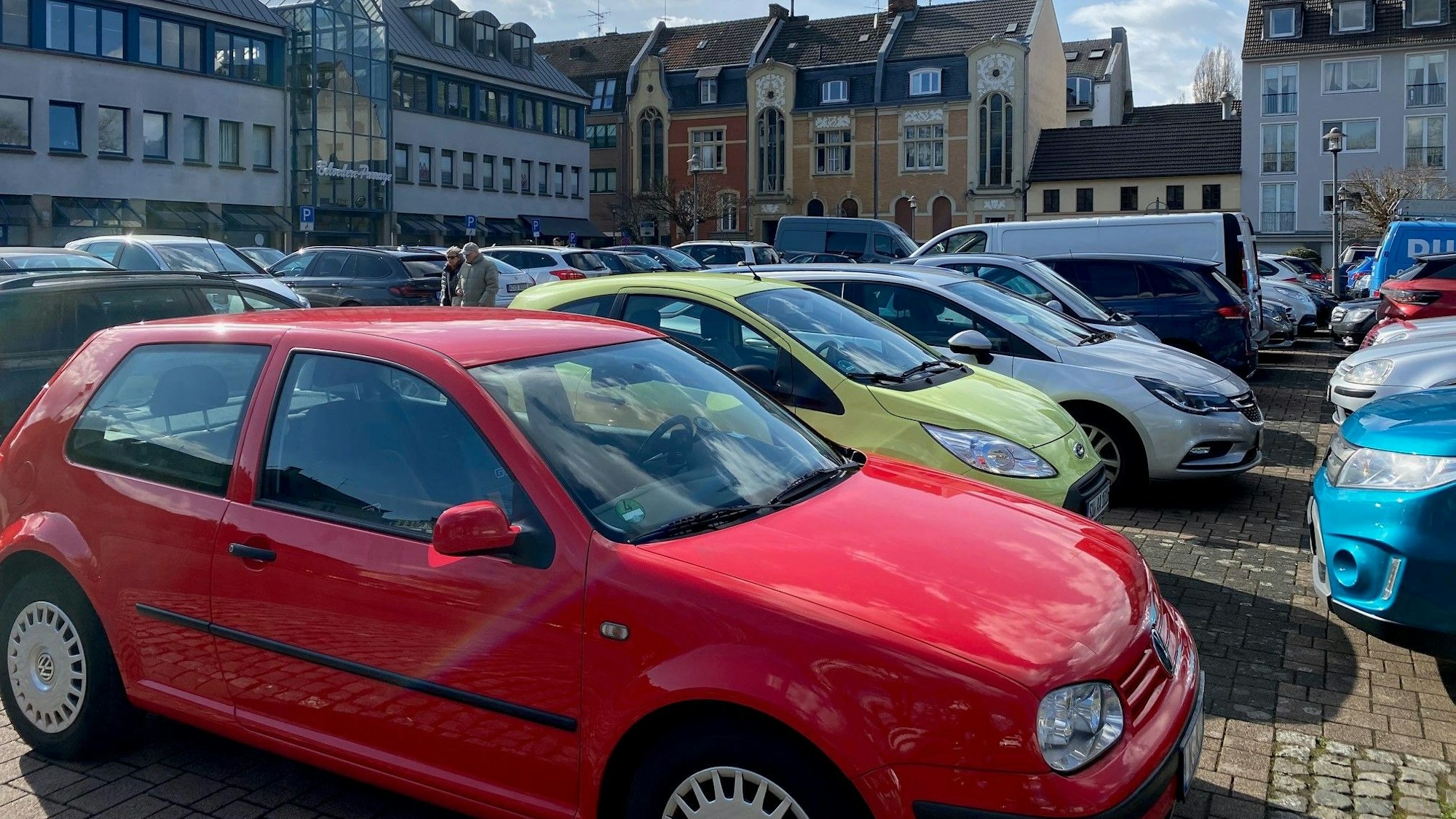 Das Foto zeigt geparkte Autos auf dem Belvedere. Er dient vielen Besuchern der Brühler Innenstadt als Parkplatz.