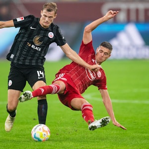 Düsseldorfs Kristoffer Petersen und Rostocks Svante Ingelsson kämpfen um den Ball.