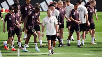 Fußball-Bundestrainer Hansi Flick steht vor Spielern der Nationalmannschaft.