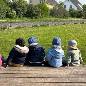 Das Bild zeigt mehrere Kinder in einem Garten.&nbsp;