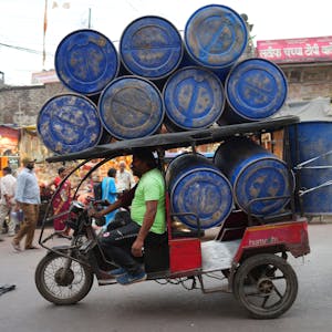 Indien, Prayagraj: Eine elektrische Rikscha transportiert Fässer