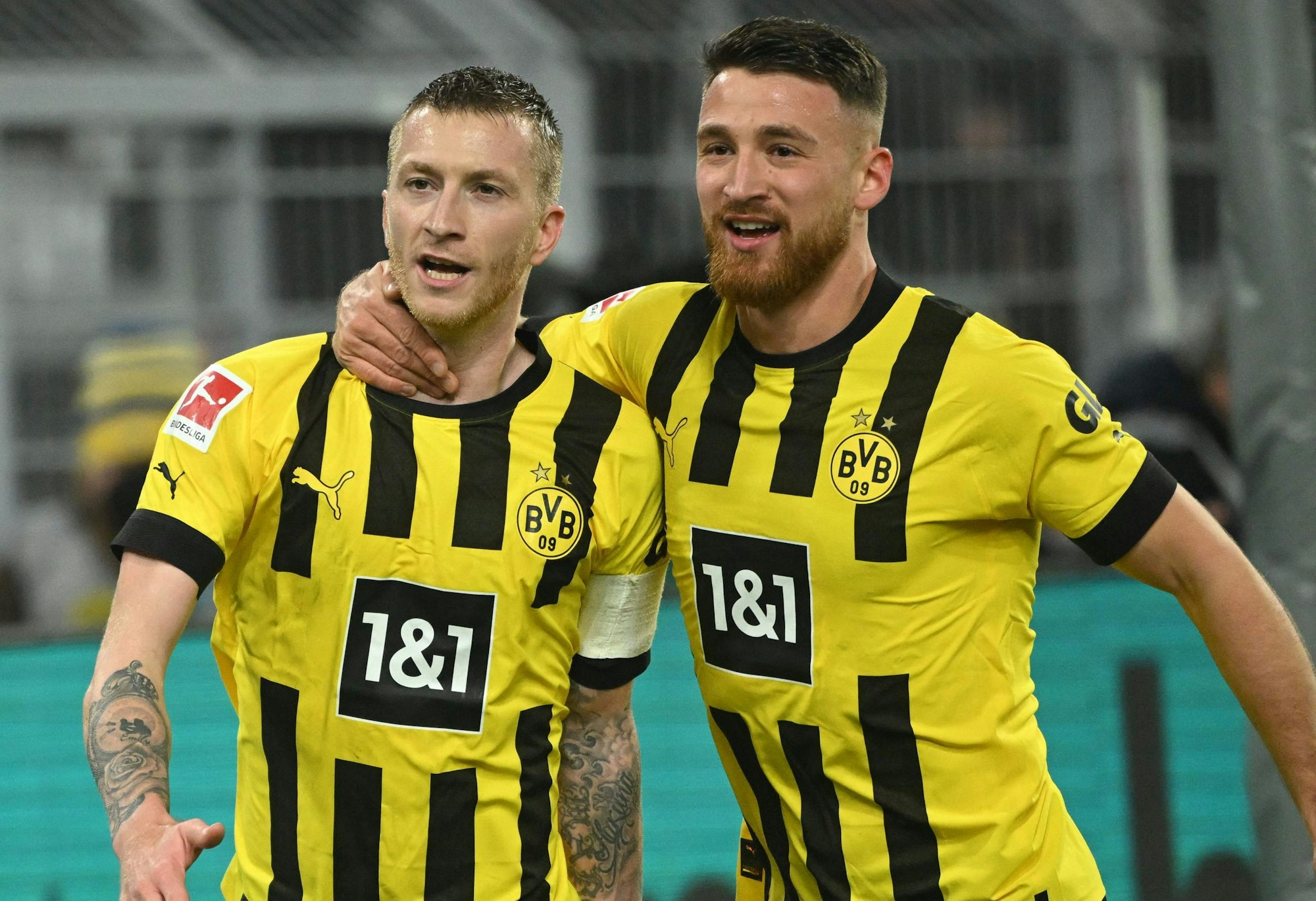 Salih Özcan (r.) und Marco Reus feiern einen Treffer für Borussia Dortmund im Heimspiel gegen RB Leipzig am 3. März 2023.