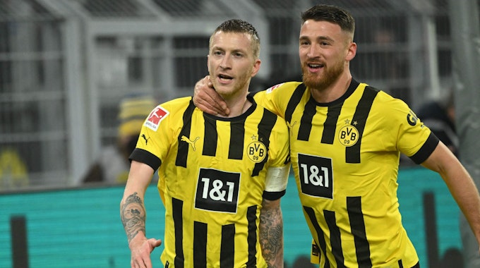 Salih Özcan (r.) und Marco Reus feiern einen Treffer für Borussia Dortmund im Heimspiel gegen RB Leipzig am 3. März 2023.