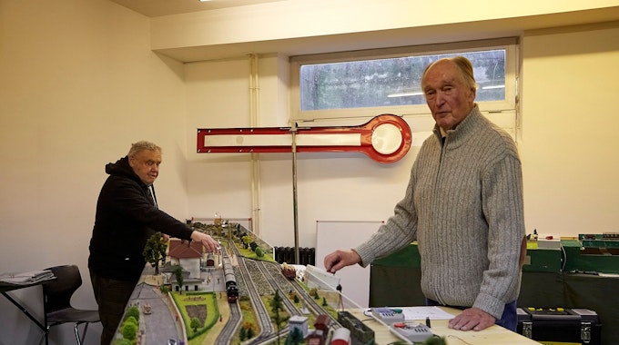 Wernfried Steinitz (vorne) und Hans Rucker lenken die Züge der Modelleisenbahn.