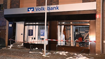Die Volksbank-Filiale in Frontansicht. Überall liegen Trümmer und Glasscherben.