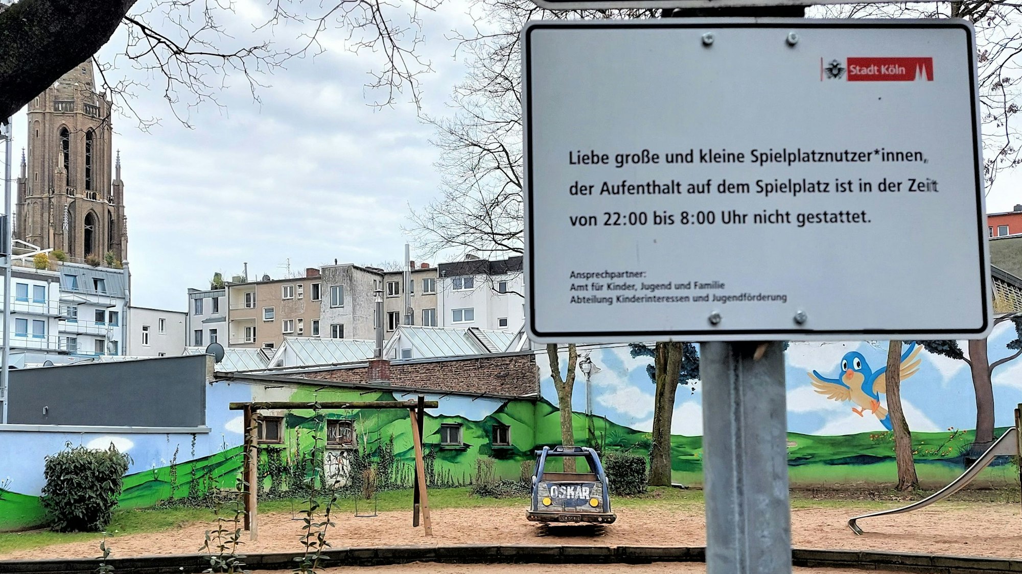 Ein Schild mit der Aufschrift „Liebe große und kleine Spielplatznutz*innen, der Aufenthalt auf dem Spielplatz ist in der Zeit von 22 Uhr bis 8 Uhr nicht gestattet“ steht vor dem Spielplatz Rubensstraße.