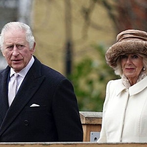 König Charles III. (l) und Königsgemahlin Camilla verlassen Colchester Castle, nachdem sie Colchester anlässlich der Würdigung des Status als eigenständige Stadt besucht haben. +