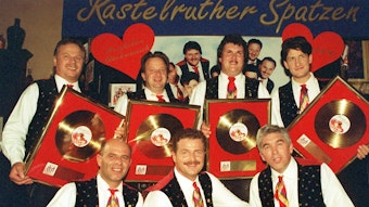 Die Kastelruther Spatzen erhielt nur wenige Monate nach dem mysteriösen Tod von Karlheinz Gross Goldene Schallplatten für das Album „Herzschlag für Herzschlag“.