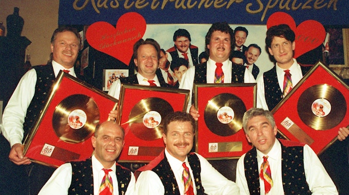 Die Kastelruther Spatzen erhielt nur wenige Monate nach dem mysteriösen Tod von Karlheinz Gross Goldene Schallplatten für das Album „Herzschlag für Herzschlag“.