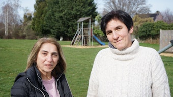 Die Kindertagespflegerinnen Saziye Dogan und Patrica Susana Ramershoven warten wie ihre Kolleginnen seit Monaten auf Geld.