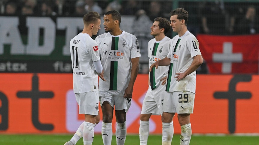 Hannes Wolf, Alassane Plea, Jonas Hofmann und Joe Scally von Borussia Mönchengladbach sind nach dem 2:2 gegen Werder Bremen (17. März 2023) enttäuscht.