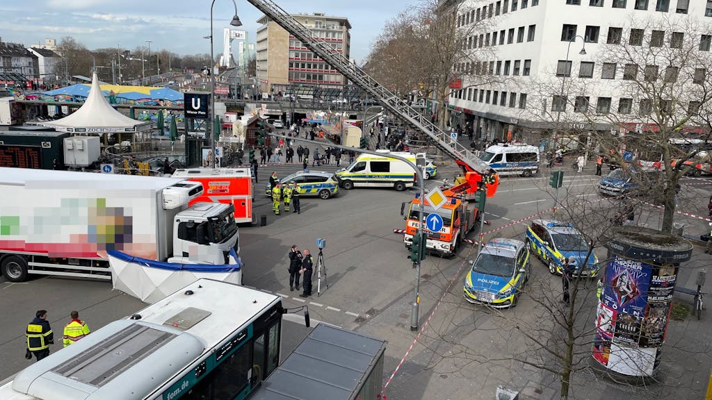 Auf dem Wiener Platz steht der Lkw, davor ist ein Sichtschutz aufgebaut worden. auch ein Feuerwehrkran, ein RTW sowie mehrere Streifenwagen sind vor Ort.