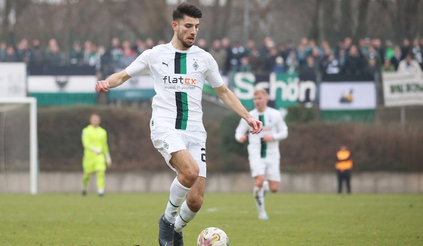 Cagatay Kader von Borussia Mönchengladbach II spielt am 12. Februar 2023 den Ball.