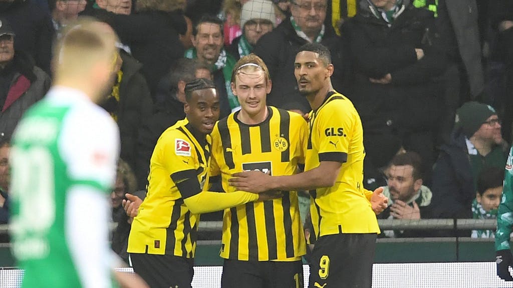 Julian Brandt (M) freut sich mit Jamie Bynoe- Gittens (l) und Sebastien Haller (alle Borussia Dortmund).&nbsp;