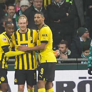 Julian Brandt (M) freut sich mit Jamie Bynoe- Gittens (l) und Sebastien Haller (alle Borussia Dortmund).