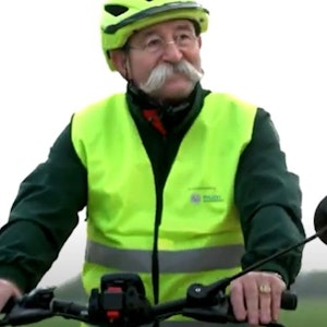 Horst Lichter fährt Fahrrad.