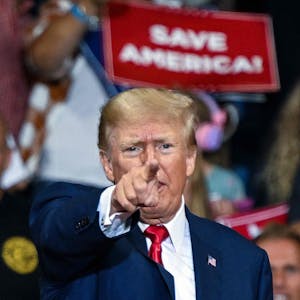 Donald Trump zeigt bei einer Rally mit dem Zeigefinder Richtung Publikum (Archivbild)
