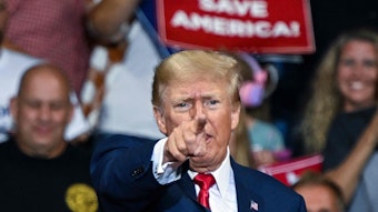 Donald Trump zeigt bei einer Rally mit dem Zeigefinder Richtung Publikum (Archivbild)