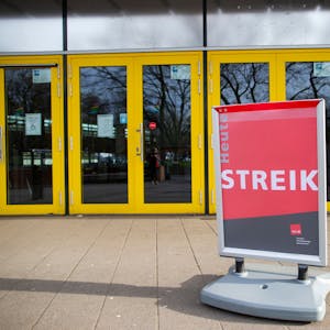 Verdi Streik in öffentlichen Schwimmbädern im Kölner
Lentpark