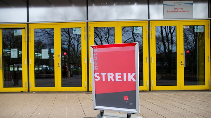 Verdi Streik in öffentlichen Schwimmbädern im Kölner
Lentpark