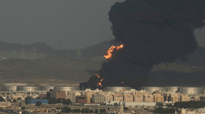 25.03.2022, Saudi-Arabien, Dschidda: Eine Rauchwolke steigt von einem brennenden Öllager auf.