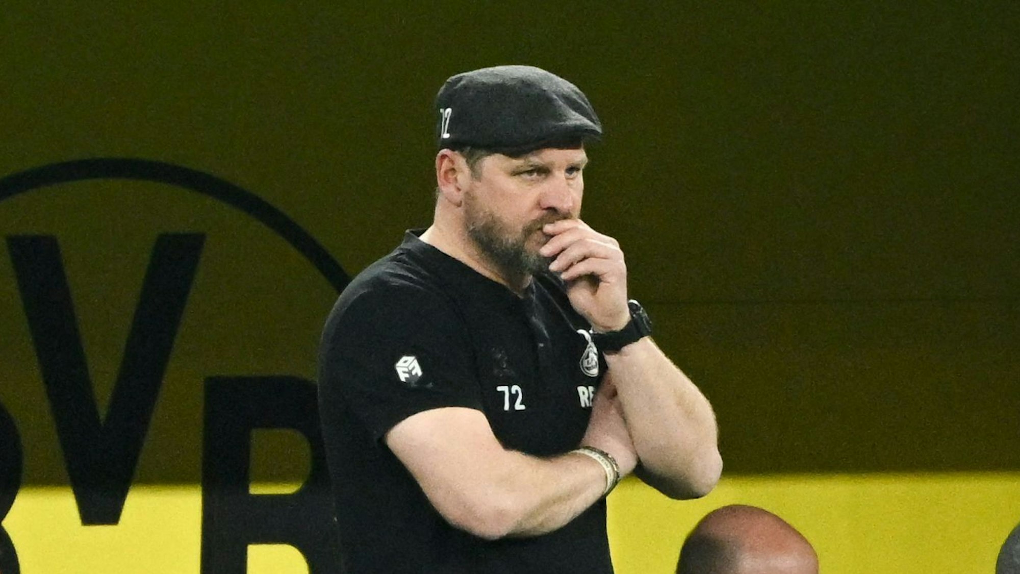 Kölns Trainer Steffen Baumgart (M.) wirkt nachdenklich während der 1:6-Niederlage bei Borussia Dortmund.