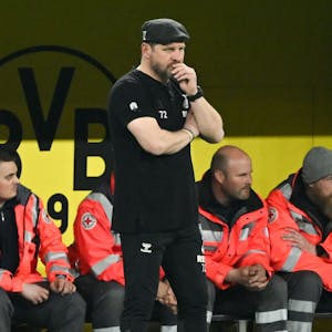 Kölns Trainer Steffen Baumgart (M.) wirkt nachdenklich während der 1:6-Niederlage bei Borussia Dortmund.