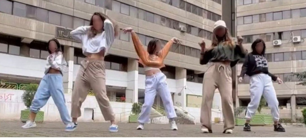 Diese Gruppe junger iranischer Frauen hat mit ihrem TikTok-Tanzvideo für Aufsehen gesorgt. Sie tanzten zu einem Song von Selena Gomez, wurden kurz darauf festgenommen und verhört.