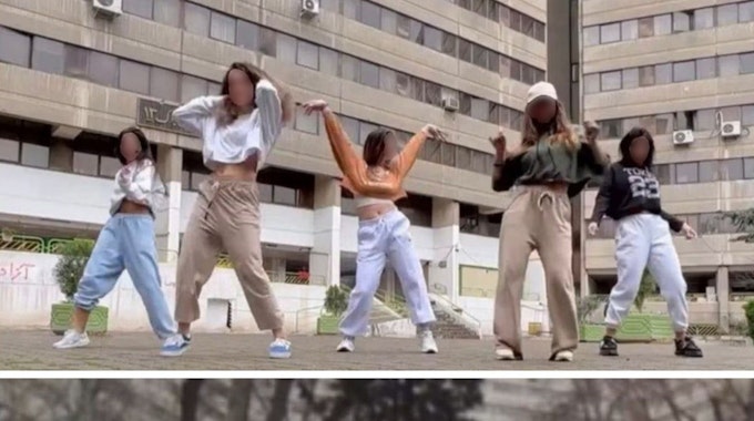 Diese Gruppe junger iranischer Frauen hat mit ihrem TikTok-Tanzvideo für Aufsehen gesorgt. Sie tanzten zu einem Song von Selena Gomez, wurden kurz darauf festgenommen und verhört.