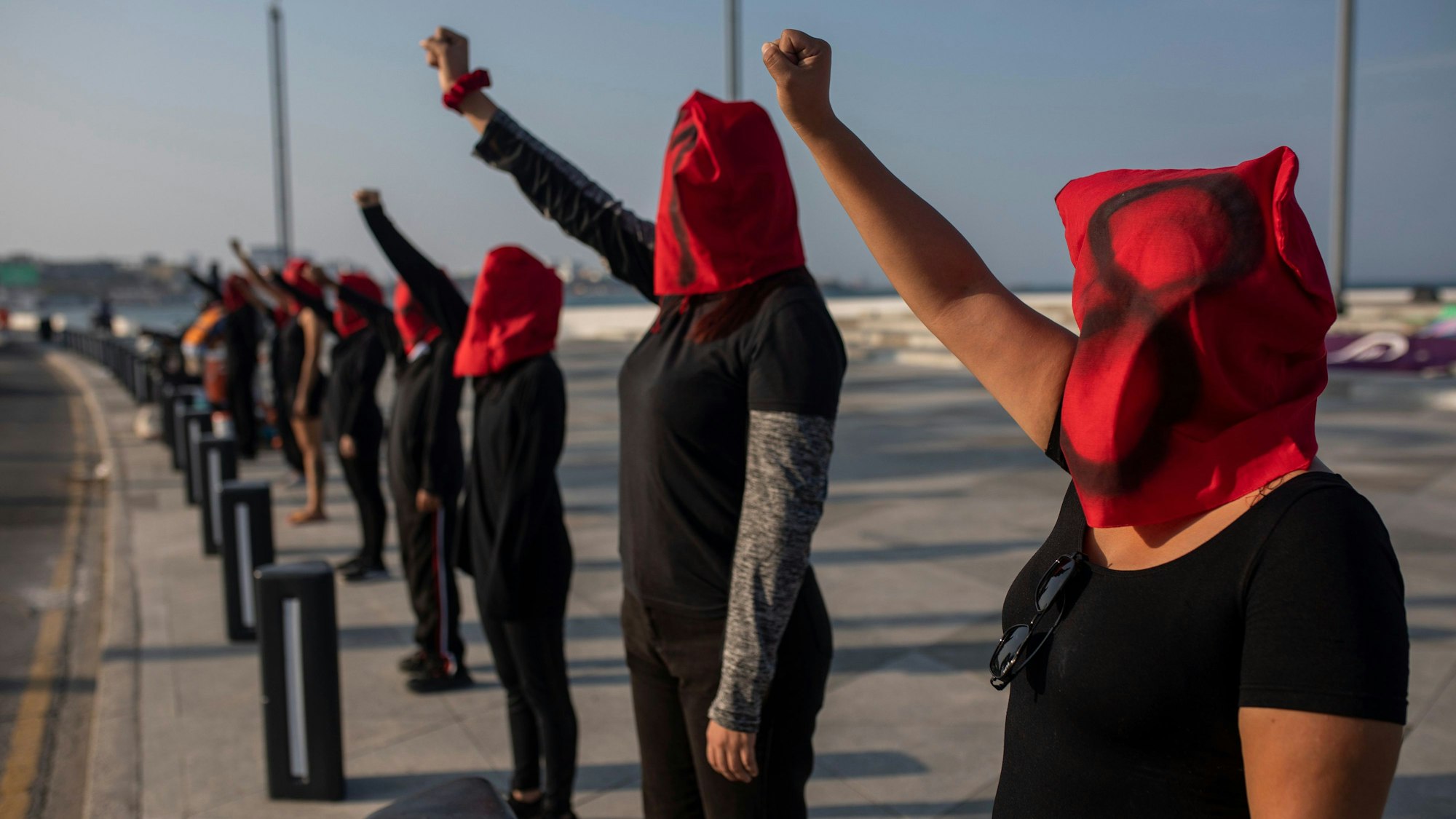 07.03.2023, Mexiko, Veracruz: Die Frauen des Kollektivs "Rabia" protestieren mit einer künstlerischen Performance gegen die 11 Frauenmorde, die täglich in Mexiko registriert werden am Internationalen Tag der Frau.