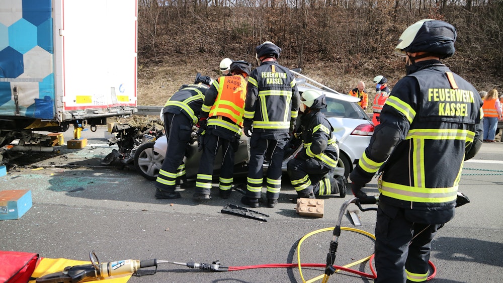 Einsatzkräfte der Feuerwehr sind am Unfallort auf der Autobahn A7 nahe Göttingen. Bei dem schweren Auffahrunfall sind eine Mutter und ihr achtjähriger Sohn ums Leben gekommen.