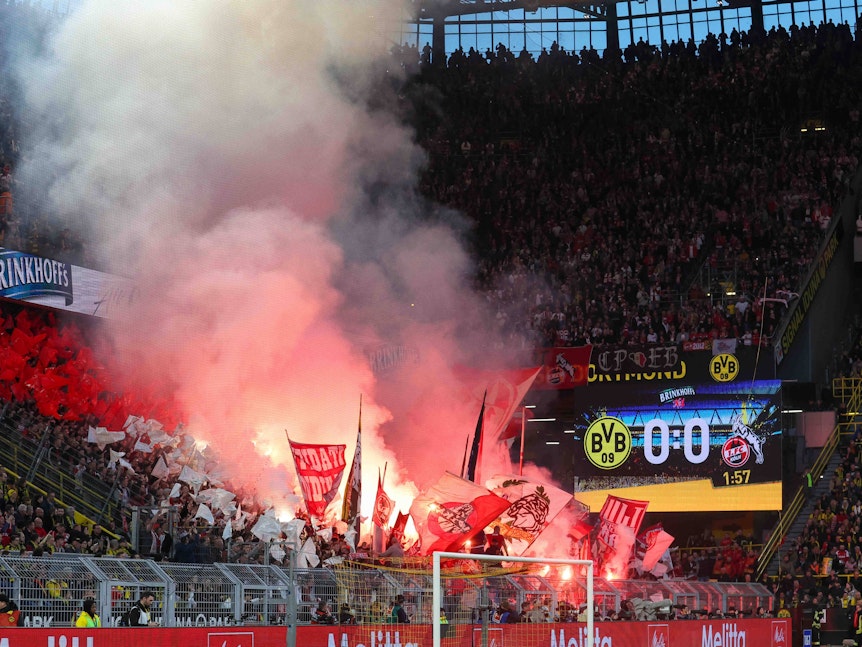 Die FC-Fans zündeten bereits kurz nach Anpfiff im Signal-Iduna-Park (18. März 2023).