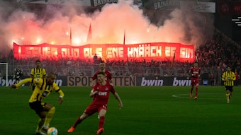 Kölner Fans zünden Pyrotechnik im Gästeblock.