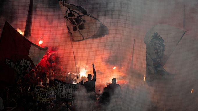 Kölner Fans zünden Pyrotechnik im Signal Iduna Park