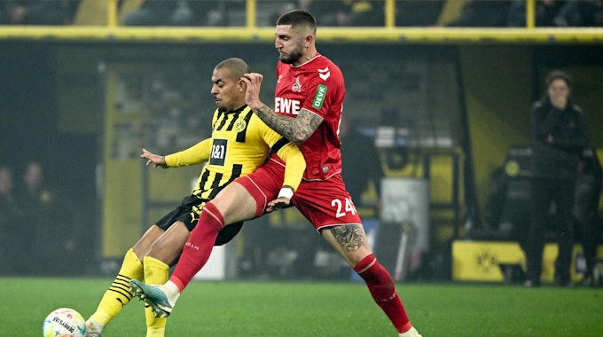 FC-Innenverteidiger Jeff Chabot muss sich gegen den Dortmunder Donyell Malen geschlagen geben.