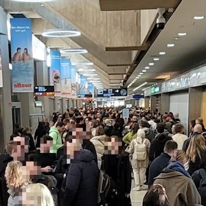 Warte-Chaos am Flughafen Köln/Bonn. Vom Leser Maik Scheffer zur freien Verfügung geschickt.