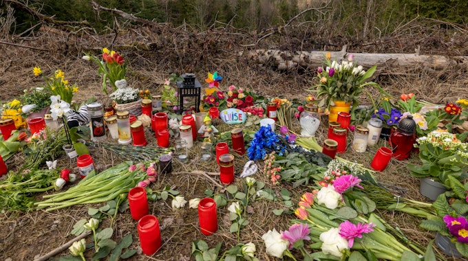 Nordrhein-Westfalen, Freudenberg: Kerzen, Blumen und einige Kuscheltiere liegen an der Stelle im Wald, an der die Menschen in Freudenberg Abschied von Luise nehmen.