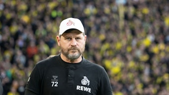 Kölns Trainer Steffen Baumgart steht vor dem Spiel gegen den BVB im Stadion.