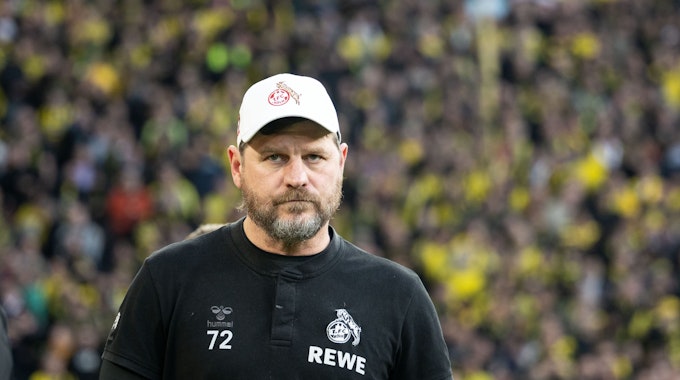 Kölns Trainer Steffen Baumgart steht vor dem Spiel gegen den BVB im Stadion.