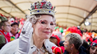 WDR-Moderatorin Susanne Wieseler als Queen Elisabeth II. feiert am 27.02.2014 auf dem Heumarkt in Köln Karneval.