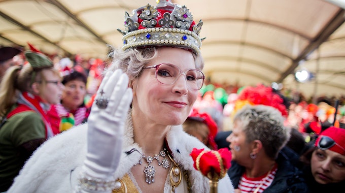 WDR-Moderatorin Susanne Wieseler als Queen Elisabeth II. feiert am 27.02.2014 auf dem Heumarkt in Köln Karneval.