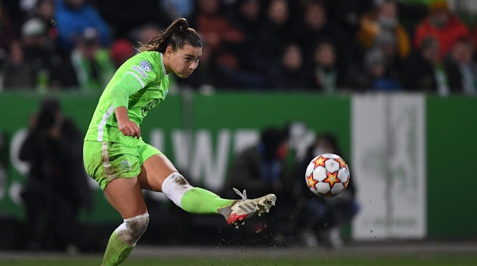 VfL-Star Lena Oberdorf schießt den Ball beim Champions-League-Spiel gegen Juventus Turin.
