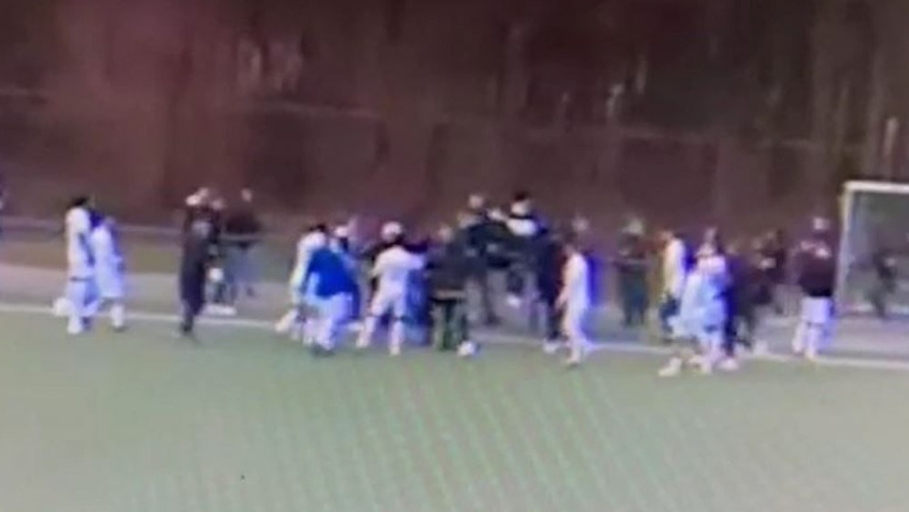 Menschentraube auf einem Fußballplatz. In Köln wurde ein Mann kurz darauf angezeigt.
