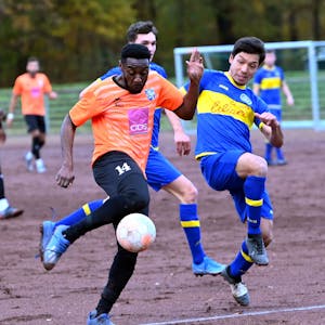 Fußball
FRC Leverkusen - SC West

links: Narciel Mbuku (Leverk)
rechts: Eiki Nikaido (West)

Foto: Uli Herhaus