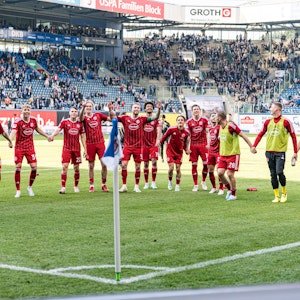 Die Spieler von Fortuna Düsseldorf bejubeln den 5:2-Erfolg beim FC Hansa Rostock.
