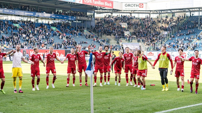 Die Spieler von Fortuna Düsseldorf bejubeln den 5:2-Erfolg beim FC Hansa Rostock.