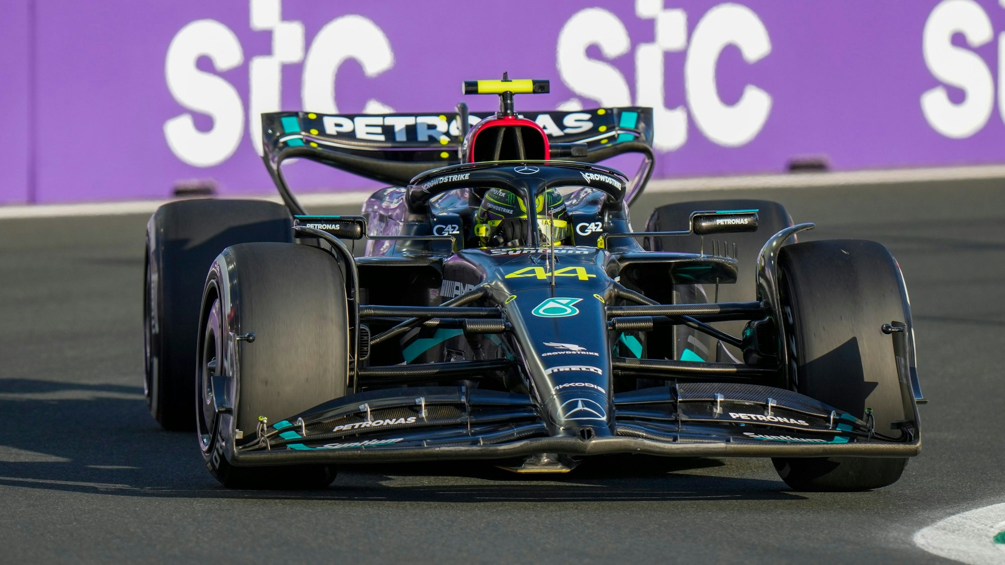 Mercedes-Pilot Lewis Hamilton fährt im freien Training auf der Strecke in Saudi-Arabien.