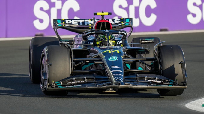 Mercedes-Pilot Lewis Hamilton fährt im freien Training auf der Strecke in Saudi-Arabien.